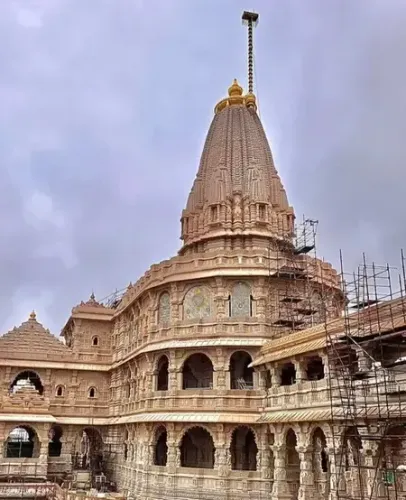 श्रीराम मंदिर ध्वजारोहण: केसरिया ध्वज पर ‘ऊँ’ और सूर्य का राजवंशी वैभव