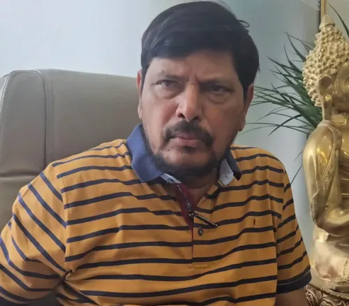 रामदास अठावले का उद्धव ठाकरे पर पलटवार: '2029 के चुनाव में जनता देगी जवाब, यह बांग्लादेश नहीं'