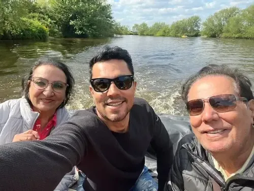 क्या रणदीप हुड्डा ने अपने माता-पिता को शादी की 54वीं सालगिरह पर खास अंदाज में बधाई दी?