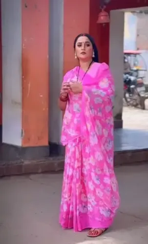 रानी चटर्जी ने दिखाई 'इमरती दीदी' की झलक, गुलाबी साड़ी में आईं नजर 