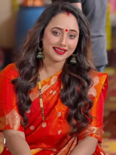 रानी चटर्जी ने शेयर की सेट की तस्वीरें, मांग में सिंदूर और गले में मंगलसूत्र देख फैंस हुए दीवाने