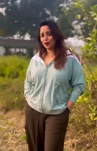 क्या रानी चटर्जी ने मजेदार वीडियो शेयर किया, जिसमें वह गाने पर लिपसिंक कर रही हैं?