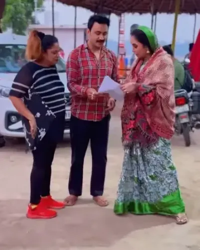 ‘यूपी वाली-बिहार वाली’ की शूटिंग पूरी, रानी चटर्जी बोलीं- हर फिल्म सेट पर मां को साथ लाती हूं