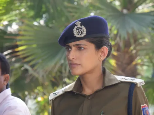 रानी मुखर्जी से लेकर क्रुबा सैत तक: अभिनेत्रियों ने वर्दी में शक्ति का नया परिभाषा कैसे लिखा