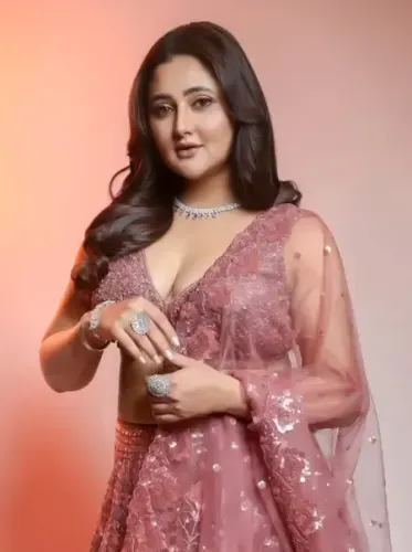रश्मि देसाई बोलीं — थिएटर एक्टर्स को मिले ज्यादा सम्मान, 'यह सबसे कम आंका जाने वाला माध्यम'