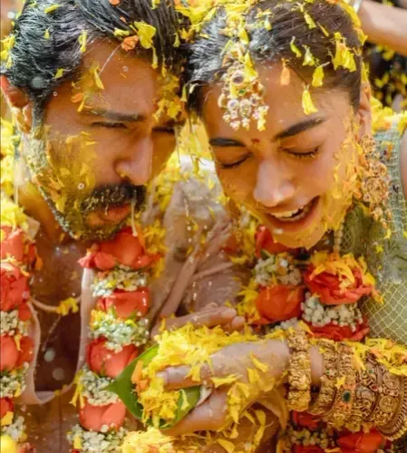 रश्मिका मंदाना की हल्दी रस्म बनी 'होली' मस्ती का जश्न, बालों में अब भी है असर 