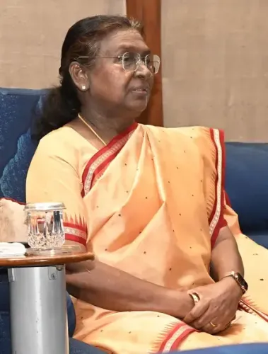 राष्ट्रपति द्रौपदी मुर्मू ने एम्स भुवनेश्वर का किया दौरा, एफएम कॉलेज की पीड़िता के परिवार से की मुलाकात