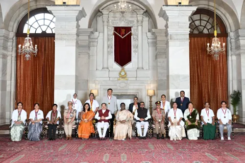 राष्ट्रपति मुर्मु ने 15 नर्सिंग कर्मियों को राष्ट्रीय फ्लोरेंस नाइटिंगेल पुरस्कार 2026 से सम्मानित किया