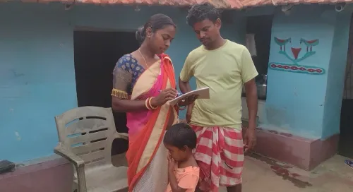 जामताड़ा की रेखा बेसरा बनीं मुर्गी पालन उद्यमी, NRLM से ₹1 लाख ऋण लेकर बदली तकदीर