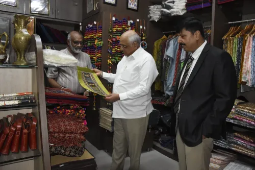 राष्ट्रीय हथकरघा दिवस पर सीएम भूपेंद्र पटेल ने गांधीनगर के गरवी गुर्जरी स्टोर से खरीदे हैंडलूम उत्पाद