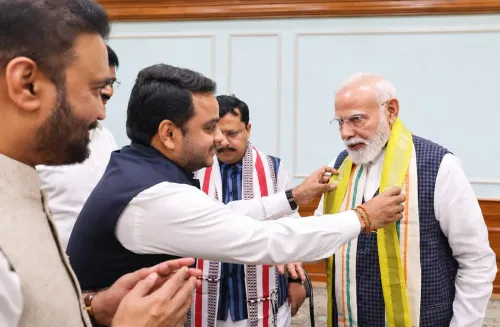 राष्ट्रीय हथकरघा दिवस पर PM मोदी को मंगलगिरी शॉल भेंट, राज्यसभा सांसद विजय चिंतकायला ने की मुलाकात
