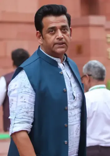 क्या राहुल गांधी मछली पकड़ने में व्यस्त हैं जबकि हम बिहार में वोट बटोर रहे हैं?