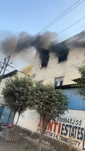 गाजियाबाद की रेडीमेड गारमेंट फैक्ट्री में लगी आग, दमकल ने समय पर पाया काबू