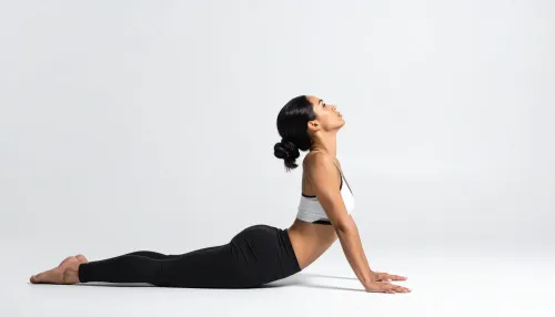 क्या आप अपनी रीढ़ की हड्डी को लचीला बनाना चाहते हैं? आज ही शामिल करें तिर्यक भुजंगासन