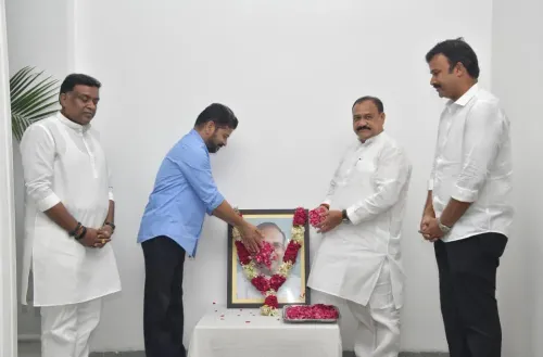 Revanth Reddy pays floral tribute to S. Jaipal Reddy on death anniversary