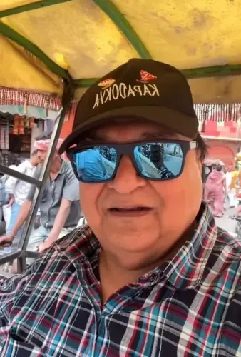 रिक्शा में बैठकर वाराणसी की गलियों में घूमे राकेश बेदी, किए काशी विश्वनाथ के दर्शन