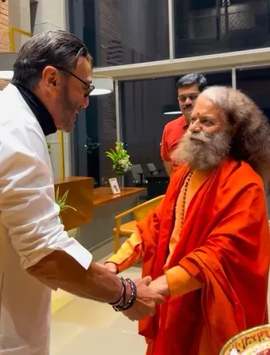 जैकी श्रॉफ पहुंचे ऋषिकेश के परमार्थ निकेतन, स्वामी चिदानंद सरस्वती से लिया आशीर्वाद