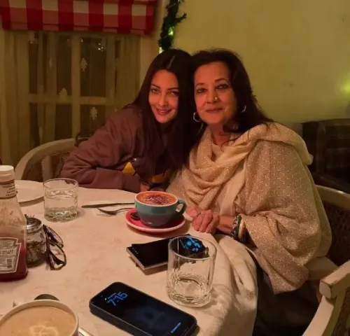 Did Riyaa Senn and her mom Moon Moon enjoy a delightful café experience in Dehradun?