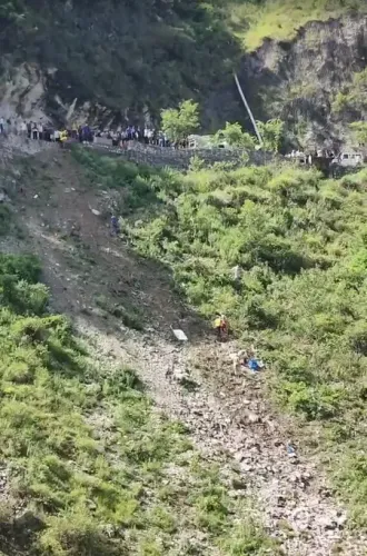 बद्रीनाथ जा रहा टेंपो ट्रैवलर अलकनंदा नदी में गिरा: एक की मौत, कई लापता, सीएम धामी ने जताया दुख