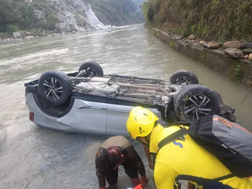रुद्रप्रयाग: केदारनाथ जा रही XUV 700 नदी किनारे 50 मीटर नीचे गिरी, पाँचों यात्री सुरक्षित