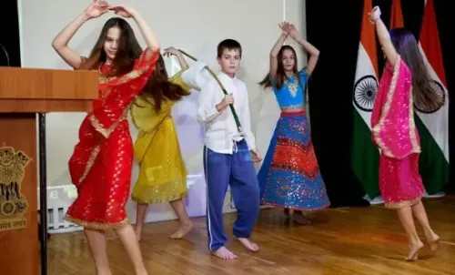 क्या रूस में भारतीय फिल्मों का जादू बरकरार है? मास्को समेत कई शहरों में बढ़ रहे बॉलीवुड फैन क्लब