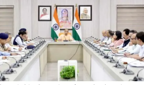 सीएम योगी का निर्देश: सभी थानों की CCTV मॉनिटरिंग के लिए बने सेंट्रल डैशबोर्ड, पुलिस रेडियो नेटवर्क होगा हाईटेक