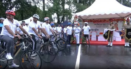 सड़क सुरक्षा सप्ताह 2026: कोलकाता पुलिस की साइकिल रैली में 150 लोग शामिल, विक्टोरिया मेमोरियल से लालबाजार तक पहुँचा संदेश