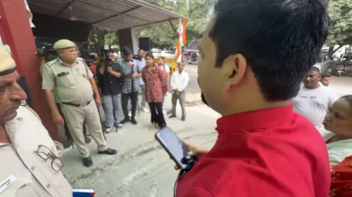 दिल्ली सफाईकर्मी हत्या: 'आप' का आरोप — पुलिस ने जबरन कराया अंतिम संस्कार, विधायक कुलदीप कुमार हिरासत में