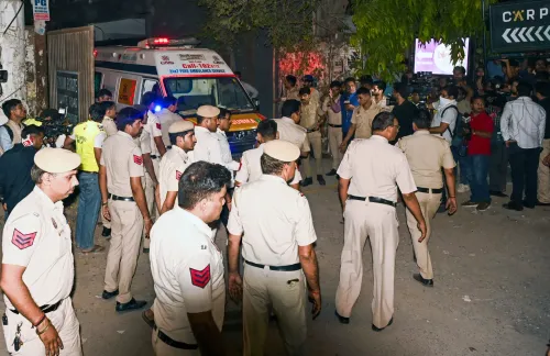 साकेत बिल्डिंग हादसा: 'अराइज' इमारत ढही, 7 घायल अस्पताल में, 5-6 लोग अभी भी मलबे में