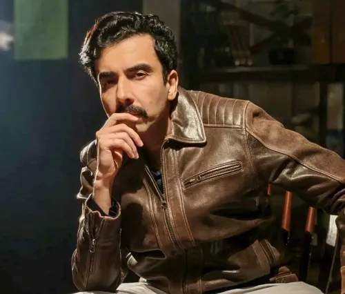 What is Naveen Kasturia’s Unique Approach to Acting?