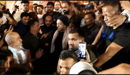 Salman Khan stops for young fans amid Ganpati darshan crowd in Mumbai