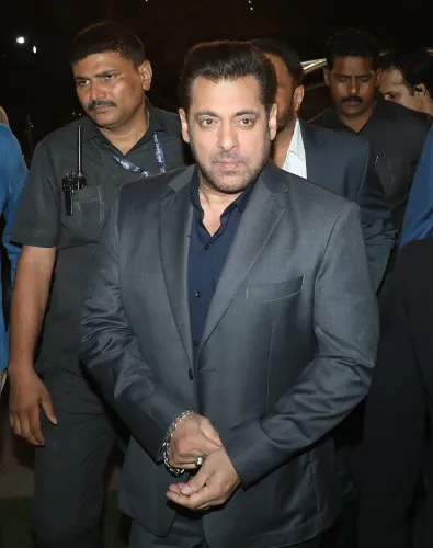 Did Salman Khan Pay a Visit to Dharmendra at the Hospital?