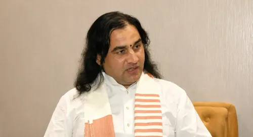 देवकीनंदन ठाकुर: समान शिक्षा-चिकित्सा हर नागरिक का हक, पेपर लीक पर सख्त कानून बनें