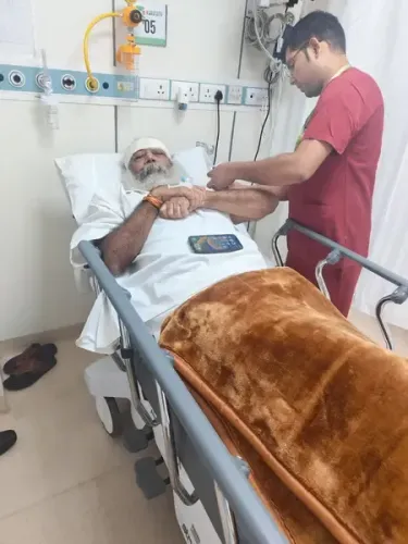 संभल : पैर फिसलने से चोटिल हुए प्रमोद कृष्णम, आपात सर्जरी के बाद खतरे से बाहर 