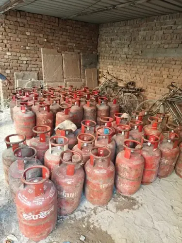 दिल्ली के संगम विहार में एलपीजी की कालाबाजारी का खेल बेनकाब, 183 सिलेंडर बरामद, चार गिरफ्तार
