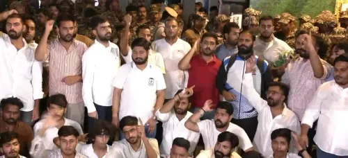 दिल्ली: यूथ कांग्रेस कार्यकर्ता हिरासत में, संसद मार्ग थाने पर रातभर प्रदर्शन; ट्रैफिक एडवाइजरी जारी
