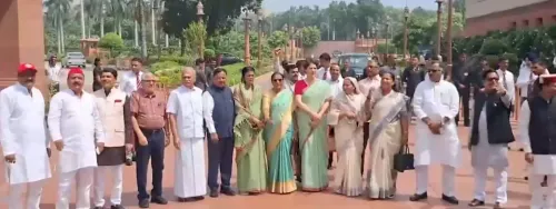 संसद परिसर में विपक्ष का प्रदर्शन: प्रियंका गांधी ने अमित शाह से माँगा छात्रों पर बल प्रयोग का जवाब