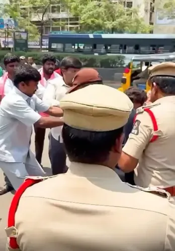 तेजस्वी सूर्या की विवादास्पद टिप्पणियों पर बीआरएस की छात्र शाखा का भाजपा कार्यालय के सामने प्रदर्शन