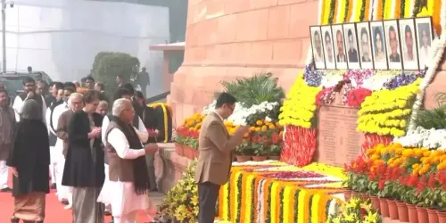 क्या सांसदों ने 2001 के संसद हमले में जान गंवाने वाले सुरक्षाकर्मियों को श्रद्धांजलि दी?