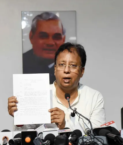 क्या 'संविधान की पुस्तक' लेकर घूमने वाले संजय जायसवाल को चुनाव आयोग और सुप्रीम कोर्ट पर भरोसा नहीं?