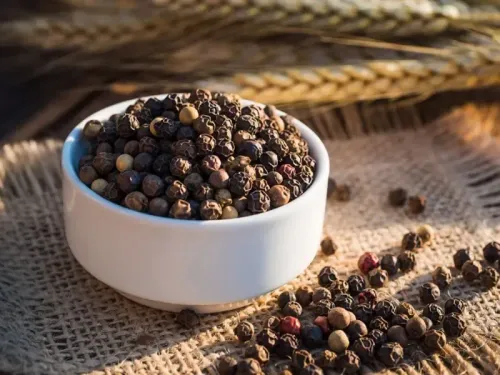 क्या सर्दियों में मांसपेशियों की जकड़न और जोड़ों में दर्द से राहत के लिए काली मिर्च का उपयोग करें?