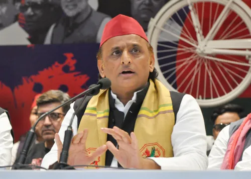क्या सरकार के फैसले से व्यापारियों पर संकट आया है: अखिलेश यादव?