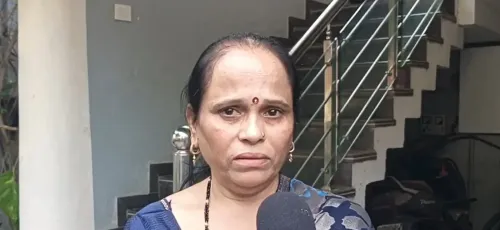 दिल्ली एयरपोर्ट पर अभिजीत दीपके की हिरासत: 'सरकार ने गलत किया' — भड़के माता-पिता