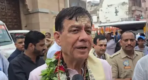 सतीश महाना ने काशी विश्वनाथ मंदिर में की पूजा-अर्चना, वाराणसी की मशहूर कचौड़ी का चखा स्वाद