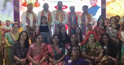 सावरकुंडला में 'पीले पतंगिया शरदोत्सव': हजारों लोगों ने किया रास-गरबा, पशुसेवा का भी संदेश