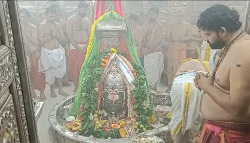 सावन के दूसरे सोमवार पर महाकालेश्वर में भस्म आरती, सोम प्रदोष पर बाबा महाकाल ने रखा स्वयं व्रत