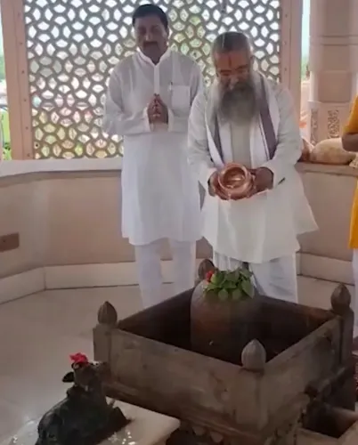 सावन के पहले दिन अयोध्या में उमड़ा श्रद्धा का सैलाब, कुबेर टीला महादेव मंदिर में महंत दिनेंद्र दास ने किया जलाभिषेक