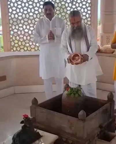 अयोध्या : सावन के पहले दिन बड़ी संख्या में भक्तों का आगमन, दिनेंद्र दास भी पहुंचे कुबेर टीला महादेव मंदिर