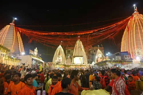 सावन की पहली सोमवारी पर बाबा बैद्यनाथ धाम में उमड़े 2-3 लाख श्रद्धालु, 10 किमी लंबी कतार