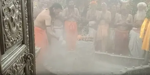 सावन के पहले सोमवार पर महाकालेश्वर मंदिर में उमड़े हजारों भक्त, भस्म आरती से गूंजा 'जय महाकाल'